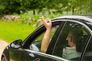 smoking-in-car